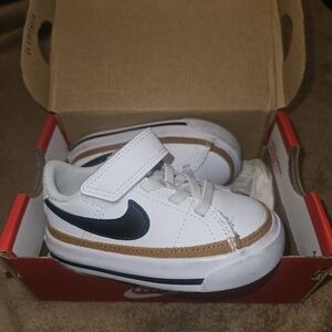Nike court legacy